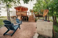 Love Bird Yurt/Cold A/C!! Hot Tub/Medina River/Couples Yurt/Close to Town!