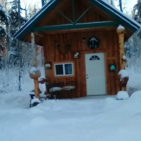 One bedroom cabin with inside toilet and stand up loft.  PET FRIENDLY!