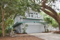 Newly Renovated, Private Pool, 2 minute walk to beach, Putting Green Hotels near Jekyll Island Historic District