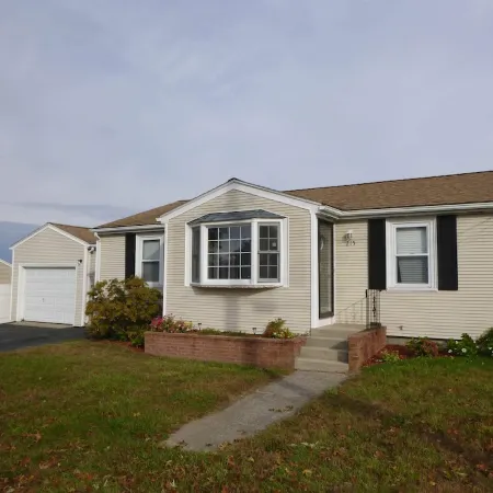 3-bedroom vacation home 6 minutes from Brown University Отели в г. Потакет