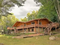 Stunning, Cozy Lake House with 680 feet of shoreline Hotels in Newbold