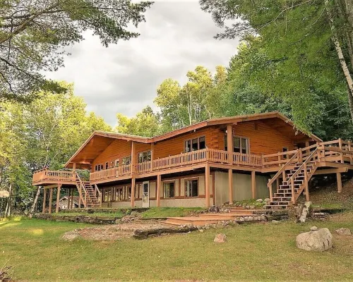 Stunning, Cozy Lake House with 680 feet of shoreline Hotels in Newbold