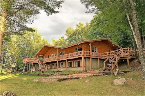 Stunning, Cozy Lake House with 680 feet of shoreline