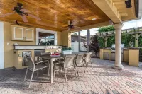 Palm Villa: New Remodel / Waterfront / Salt Water Pool!