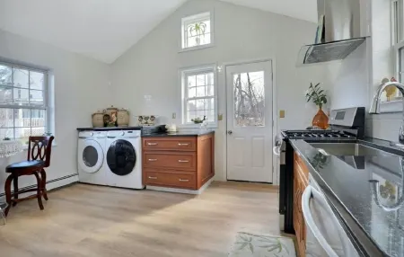 Beautiful historic home in Stony Brook! Отели рядом с достопримечательностью «Поквотт Бич Фронт»