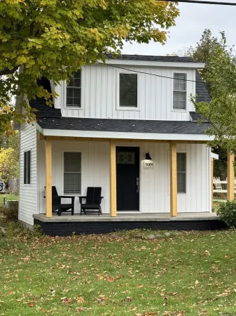 6 miles to the ski hills! Cute and Cozy house. Close to boat launch. A Gem! Отели рядом с достопримечательностью «Заказник Менонаква Вудс»