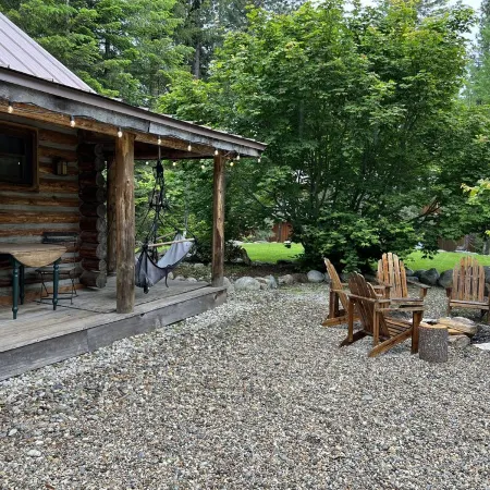 Relaxing log cabin retreat!Private hot tub, Fido Friendly,WI-FI,Snomobile access