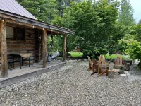 Relaxing log cabin retreat!Private hot tub, Fido Friendly,WI-FI,Snomobile access