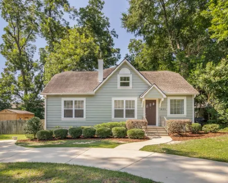 Park Street Dream in Downtown Northport, 2.5 Miles from U of A Stadium Hotels in Northport