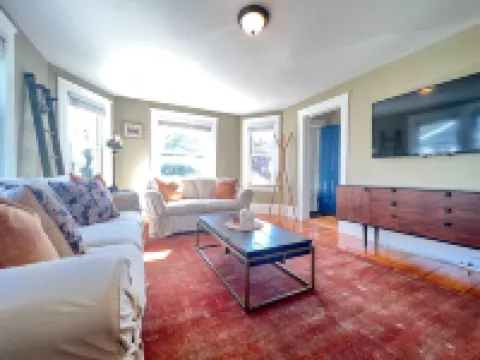 Cozy Three-Bedroom Home Close to Boston w/ Plenty of Parking ブレーンツリーのホテル