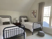 Cozy cottage 2 min drive to Downtown Black Mountain, 20 min drive to Asheville