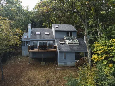 Incredible Mountain Views - Modern Four Bedroom Home - Five Minute Walk to Slope 라이즈 갑 주변 호텔
