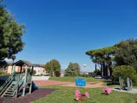 Camellia cottage a 4-minute drive away from public swimming pool for a fee