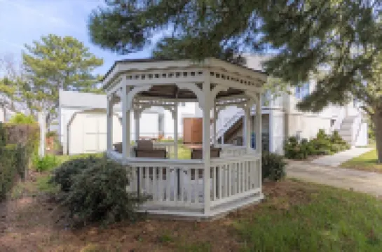 4 bdrm , 2 bath beach house 1 1/2 blocks from beach!