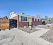 Vibrant  Pet and Family friendly fully fenced yard great location