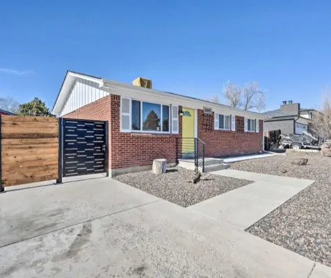 Vibrant  Pet and Family friendly fully fenced yard great location