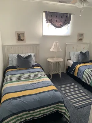 Annapolis Bay House  BOAT SHOW & USNA Families 2 Bedroom with Den sleeps 5