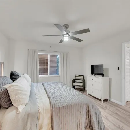 Jupiter Bay Resort Condo, steps to the beach! Comfortably sleeps family of 4!