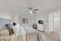 Jupiter Bay Resort Condo, steps to the beach! Comfortably sleeps family of 4!