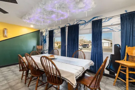 Harry Potter Wizarding Home: 5 Beds & Heated Salt Pool