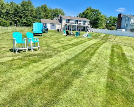 Lakefront, game room, firepit, kayaks, pedal boat, frog mat, canoe Hotels in Barnstead