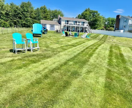 Lakefront, game room, firepit, kayaks, pedal boat, frog mat, canoe Отели в г. Барнстед