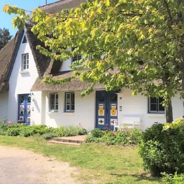 Vacation apartment in a thatched house, directly on the beach for 2-4 people