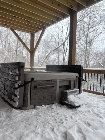 Lazy Bear on Beech with Hot Tub- Never Loose Power with Full House Generator