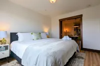 Newberg Wine Country Suites: Gris Room Hotels in Newberg