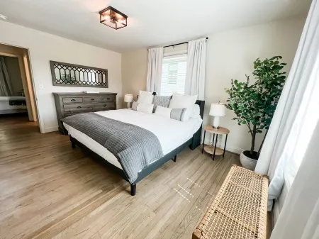 2 BR Townhome in downtown Homewood next to SOHO Отели рядом с достопримечательностью «Университет Самфорд»