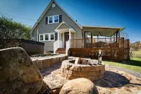 5 min to NRG Park + hot tub + fire pit + game room