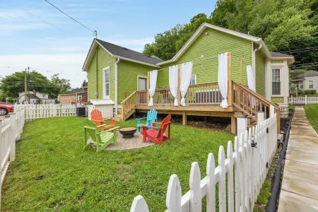 Charming 3-bedroom house downtown Frankfort/ king beds