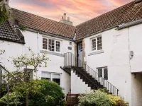 6 the Maltings, Stunning 1st Floor Apartment in Fishing Village Crail. Hotels in Crail