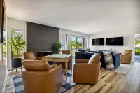 Gene's Green - Mins from downtown!