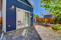 Olde Town Oasis: Pet-Friendly Luxury Just Two Blocks from Olde Town