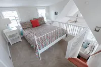 Floating Cottage Summer and Fall Rates Reduced Hotels near Willa Springs
