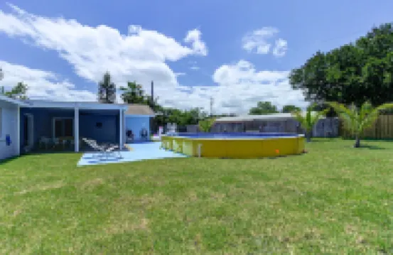 Melbourne home w/King beds, HEATED Pool, 10 mins to the beach and near USSSA!