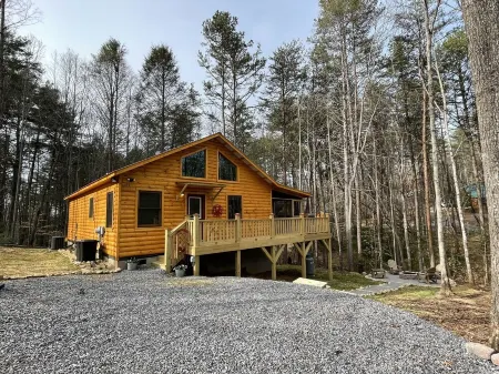 The Lazy Goat Cabin: HotTub, Grill, Fire Pit, Wifi