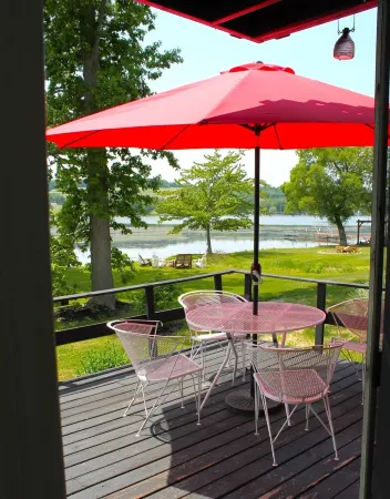 Beautiful Waneta Lake Front Cottage! KAYAKS! Wine Country FLX