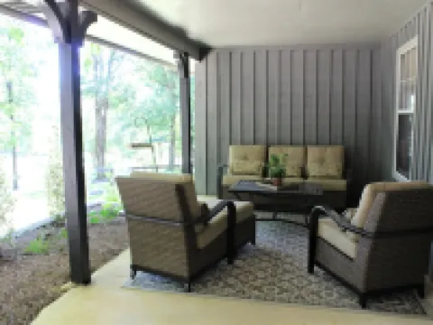 Escape to Your Cozy 2-Bedroom Cottage, Just a Hop Away from Rock City ウォーカーのホテル
