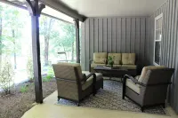 Escape to Your Cozy 2-Bedroom Cottage, Just a Hop Away from Rock City