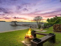 Lakefront w/ Dock, 300mb Wifi, Theater, Arcade Hotels in Tool