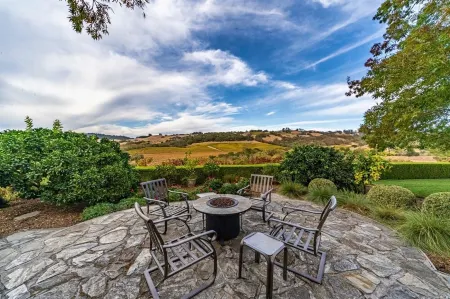 Awesome Hilltop Views, Pool, Vineyards, Olive Trees, 5 mins to Healdsburg