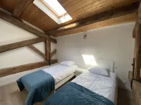 T4 Bord Canal du Midi, Piscine Hotels in Homps