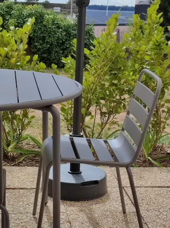 Le 3 appartement jardin privé bord de mer 100m de la plage et de la thalasso Отели в г. Конкарно