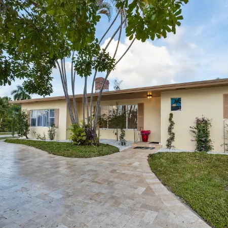 Private Luxury Pool & Spa Retreat – Great Location