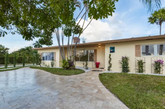 Private Luxury Pool & Spa Retreat – Great Location