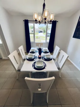 South Florida Heaven! Private Pool! 3BD 2BA! Pets OK! 20 minutes to the beach!