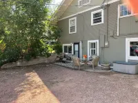 Cozy 3-bedroom garden level, dog friendly, in the heart of Greeley 하이 플레인스 리브러리 디스트릿 - 센티니얼 파크 도서관 주변 호텔