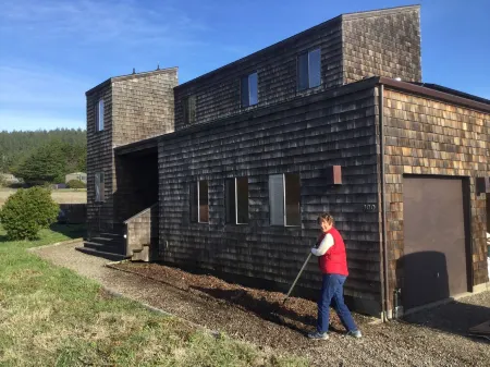 Ocean Views. Long Stay Discount. Short Walk to Shell Beach, Dog Friendly.